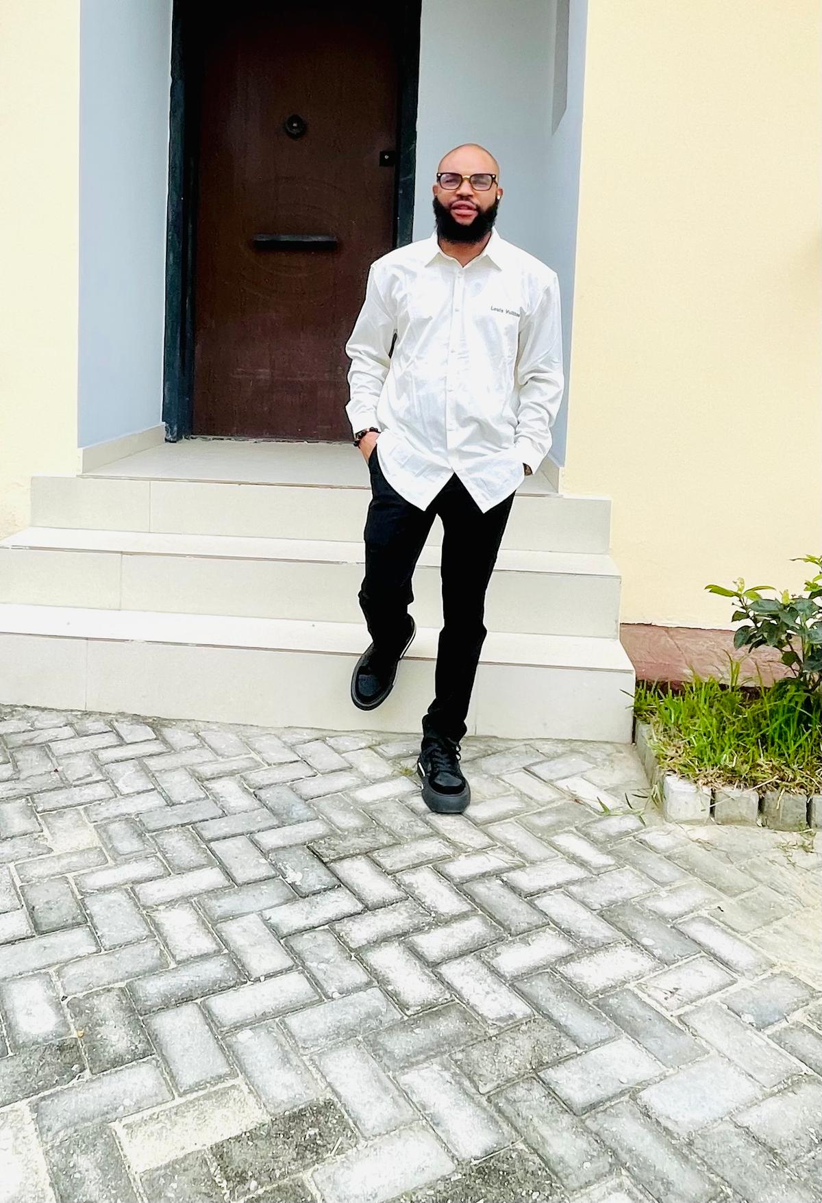 Alex Bills in Eti-Osa, Lagos, Nigeria, Nigeria — photo 8 of 11